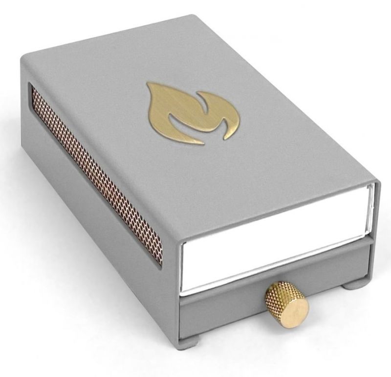 Graue Streichholzschachtel-Hülle mit goldenem Flammen-Design. Skandinavisches Wohnaccessoire für stilvolles Anzünden von Kerzen und Kamin.